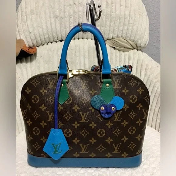 Louis Vuitton Alma - Picture 5 of 16